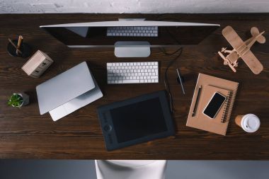 grafik tablet, dizüstü bilgisayar, akıllı telefon ve masaüstü bilgisayarın işyerinde Üstten Görünüm