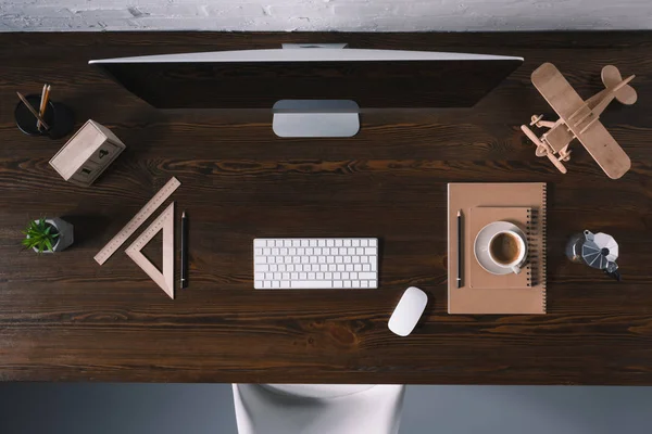 Draufsicht Auf Desktop Computer Und Bürobedarf Auf Holztisch — Stockfoto
