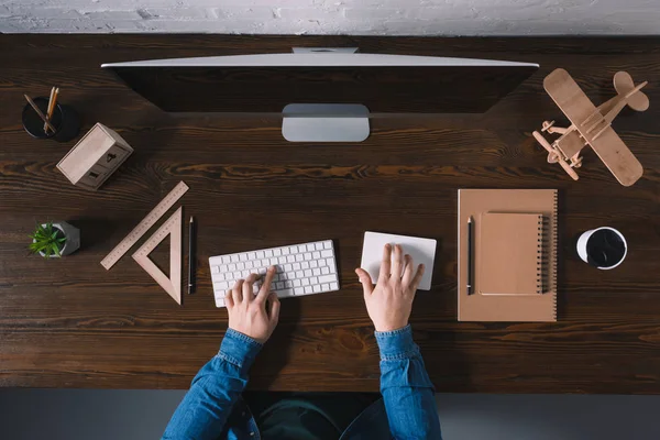 Обрезанный Снимок Человека Печатающего Клавиатуре Использующего Настольный Компьютер Рабочем Месте — стоковое фото