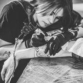Fekete-fehér fénykép-ból működő-ra kar darab tattoo studio kesztyű-koncentrált női előadó