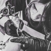 Fekete-fehér fotó nő tetoválás tetoválás folyamat során
