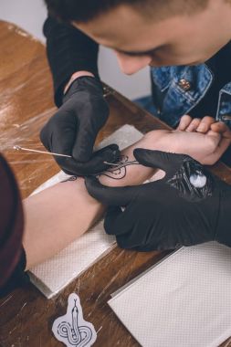 Dövme sanatçısı studio çalışma eldiven