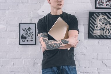 Dövmeli adam duvar tattoo Studio tarafından ayakta