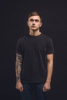 Dövmeli kollu siyah izole genç adam