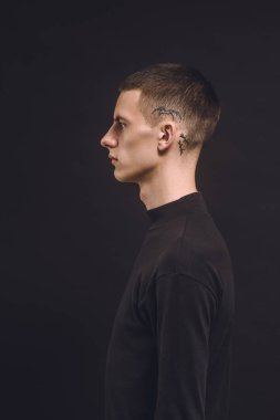 Adam dövme ile yan görünüm siyah izole Tapınağı