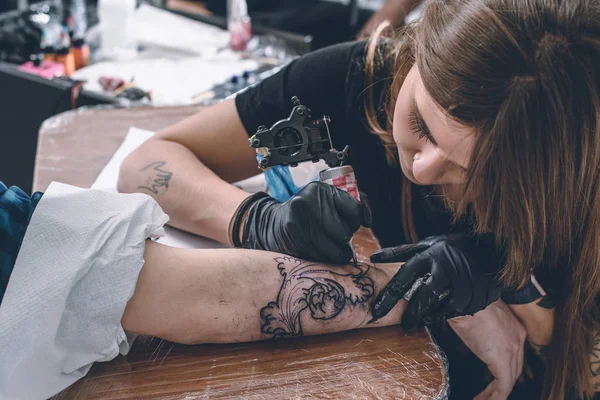 Mestre Tatuagem Feminina Durante Trabalho Estúdio — Fotografia de Stock