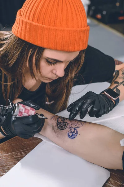 Mujer Artista Del Tatuaje Durante Proceso Tatuaje — Foto de Stock