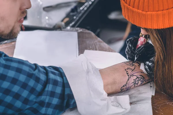 Artista Del Tatuaje Guantes Trabajando Pieza Brazo Estudio — Foto de Stock