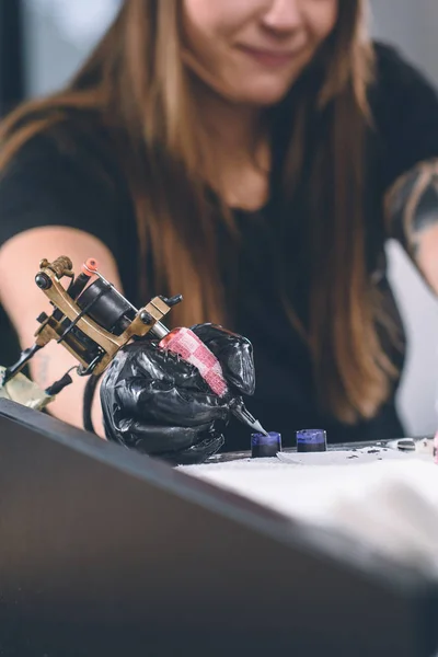 Vista Recortada Artista Tatuagem Feminina Trabalhando Com Tinta — Fotografia de Stock