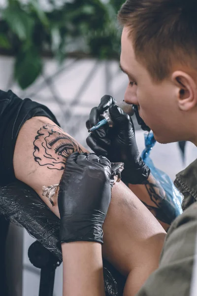 Tatuaggio Artista Guanti Che Lavora Sulla Spalla Studio — Foto Stock