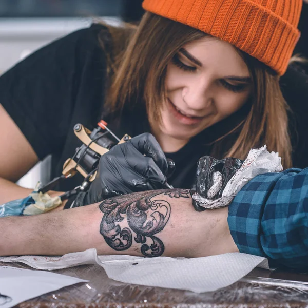 Närbild Kvinnliga Tatuering Master Handskar Arbetar Arm Bit — Gratis stockfoto