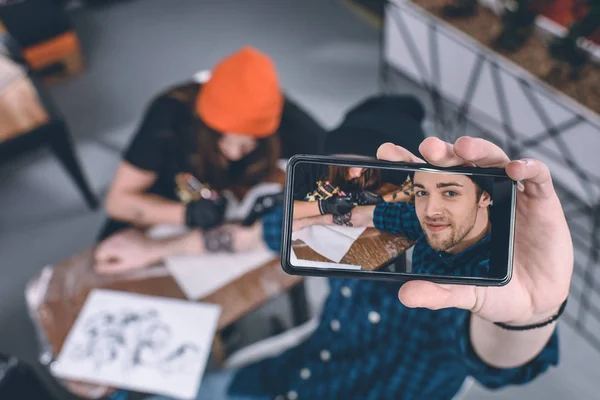 Man Taking Selfie Tattooing Process Studio — Stock Photo, Image