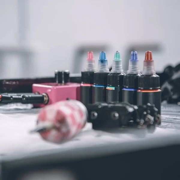 Máquina Tatuaje Botellas Con Tinta Colores — Foto de stock gratis