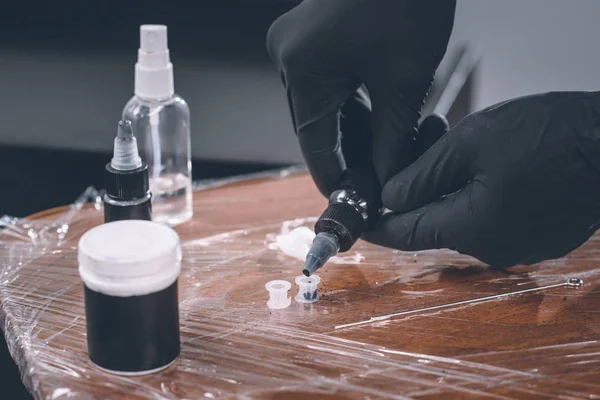 Cropped View Male Tattoo Artist Working Black Ink — Stock Photo, Image