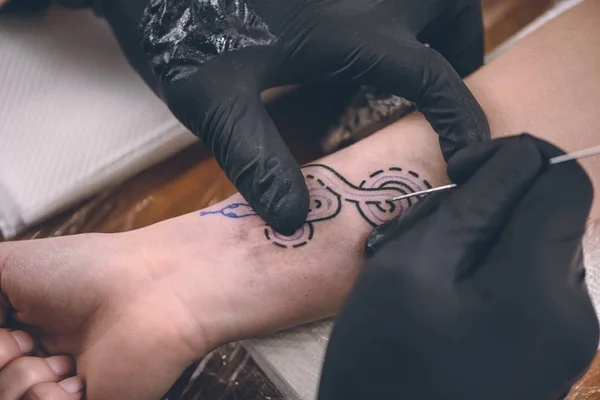 Крупним Планом Вид Майстра Татуювання Рукавичках Працюють Ручній Частині — стокове фото