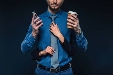 Erkek ile telefon ve mavi izole kahve kucaklayan adam eller