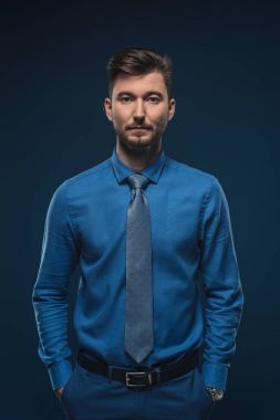 Mavi izole mavi tişörtlü kendine güvenen adam