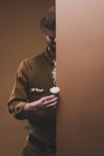 Man Wearing Corduroy Vest Hat Holding White Rose Isolated Brown — Free Stock Photo