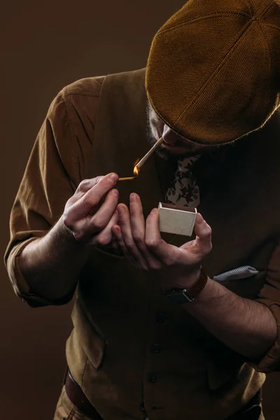 Homem Roupas Elegantes Acendendo Cigarro Isolado Marrom — Fotografia de Stock