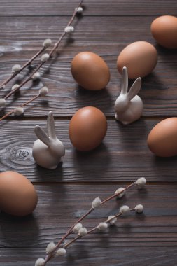 tavuk yumurtası ve Paskalya tavşanımı ahşap yüzey üzerinde