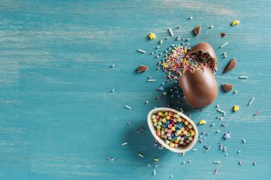 ahşap turkuaz masaya üstten görünüm kırık çikolata Paskalya yumurta