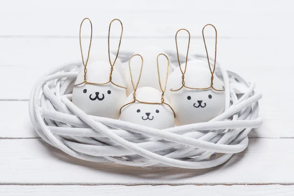 Huevos Pollo Pascua Con Emoticonos Orejas Conejo Nido — Foto de Stock