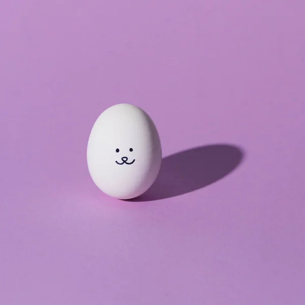 One Chicken Egg Smiley Purple Surface — Stock Photo, Image