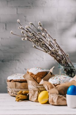 tavuk yumurtası ve ahşap masa mum boyalı Paskalya ekmek