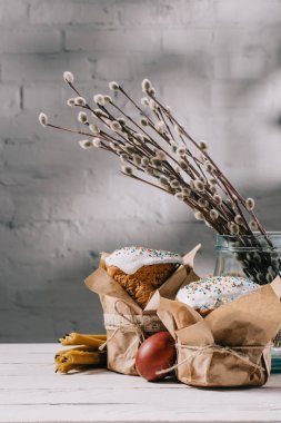 Paskalya ekmek, kedicikler kavanoz ve ahşap masa mum