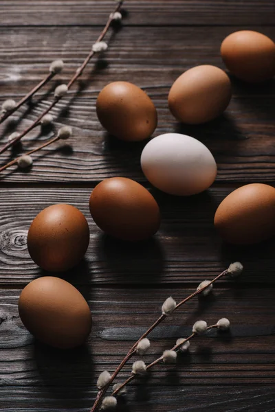 Chiken Αυγά Και Catkins Ξύλινο Τραπέζι Πάσχα Έννοια — Φωτογραφία Αρχείου