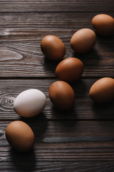 木製の茶色のテーブルの上のチキン卵  — 無料ストックフォト