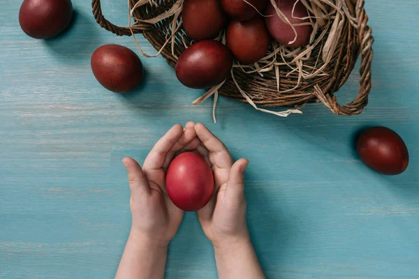 Обрізане Зображення Дитини Тримає Розфарбоване Пасхальне Яйце — стокове фото