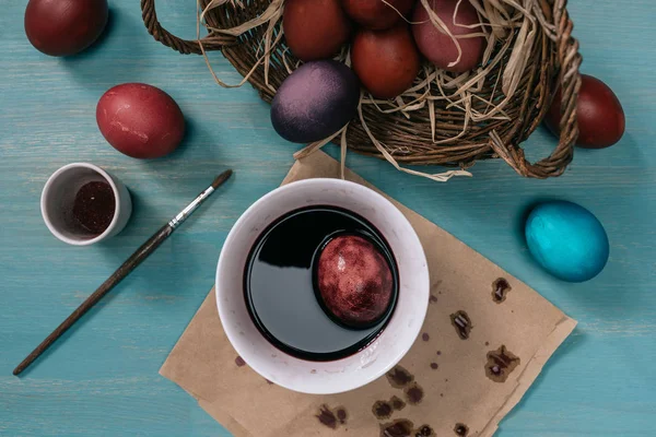 桌上有漆和复活节彩蛋的杯顶视图 — 图库照片