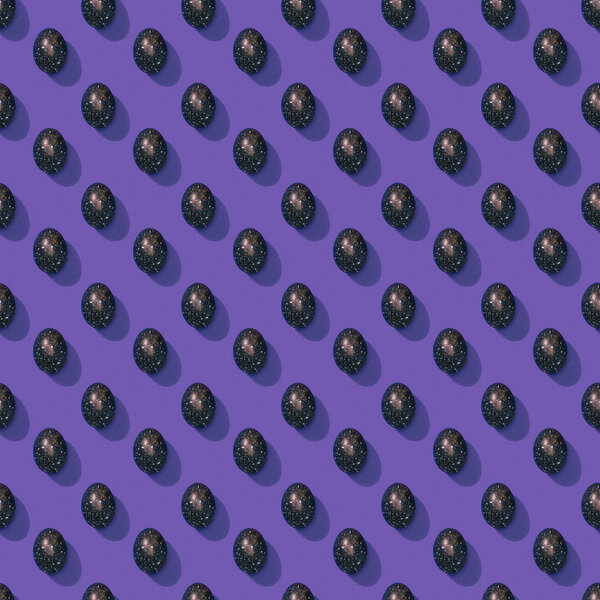 набор окрашенных пасхальных яиц на фиолетовый
