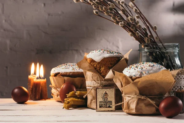 Πασχαλινό Ψωμί Ορθοδόξου Εικόνος Και Κεριά Στο Τραπέζι — Φωτογραφία Αρχείου