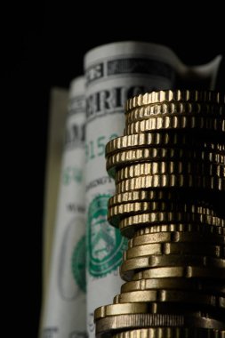 Doları banknot ve siyahta izole sikke yığını Seçici odak