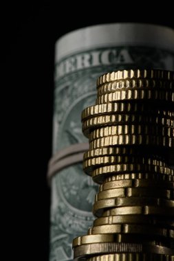 haddelenmiş Doları banknot ve siyahta izole sikke yığını Seçici odak