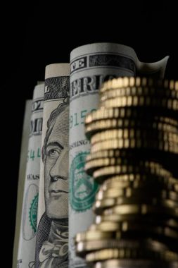 haddelenmiş Doları banknot ve siyahta izole sikke yığını Seçici odak