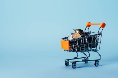 küçük alışveriş arabası tam izole mavi sikke görünümünü kapat