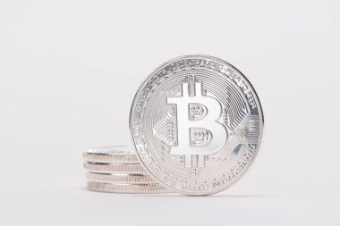 Gümüş bitcoins beyaz izole yığını görünümünü kapat