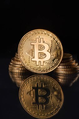 Altın bitcoins siyah izole görünümünü kapat