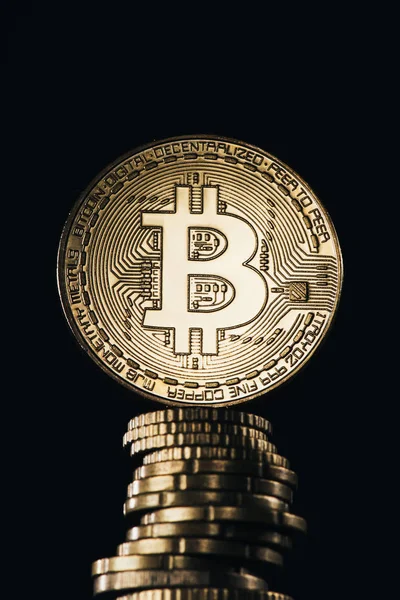 Vedere Aproape Grămadei Bitcoini Aurii Izolați Negru — Fotografie, imagine de stoc