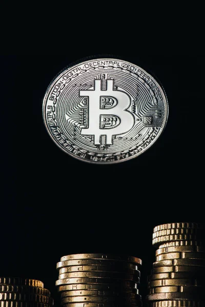 Närbild Bild Silver Bitcoin Och Travar Cent Isolerade Svart — Stockfoto