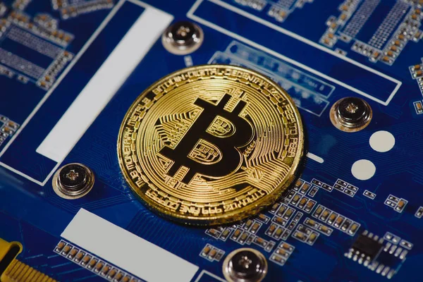 Nahaufnahme Des Goldenen Bitcoin Auf Dem Computermotherboard — Stockfoto