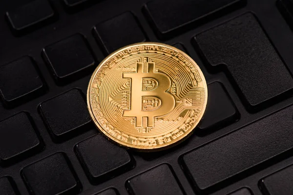 Крупним Планом Подання Золотий Bitcoin Чорний Клавіатури — стокове фото