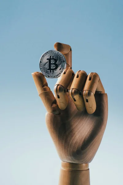 Vista Cerca Mano Marioneta Madera Sosteniendo Bitcoin Plata Aislado Azul — Foto de Stock