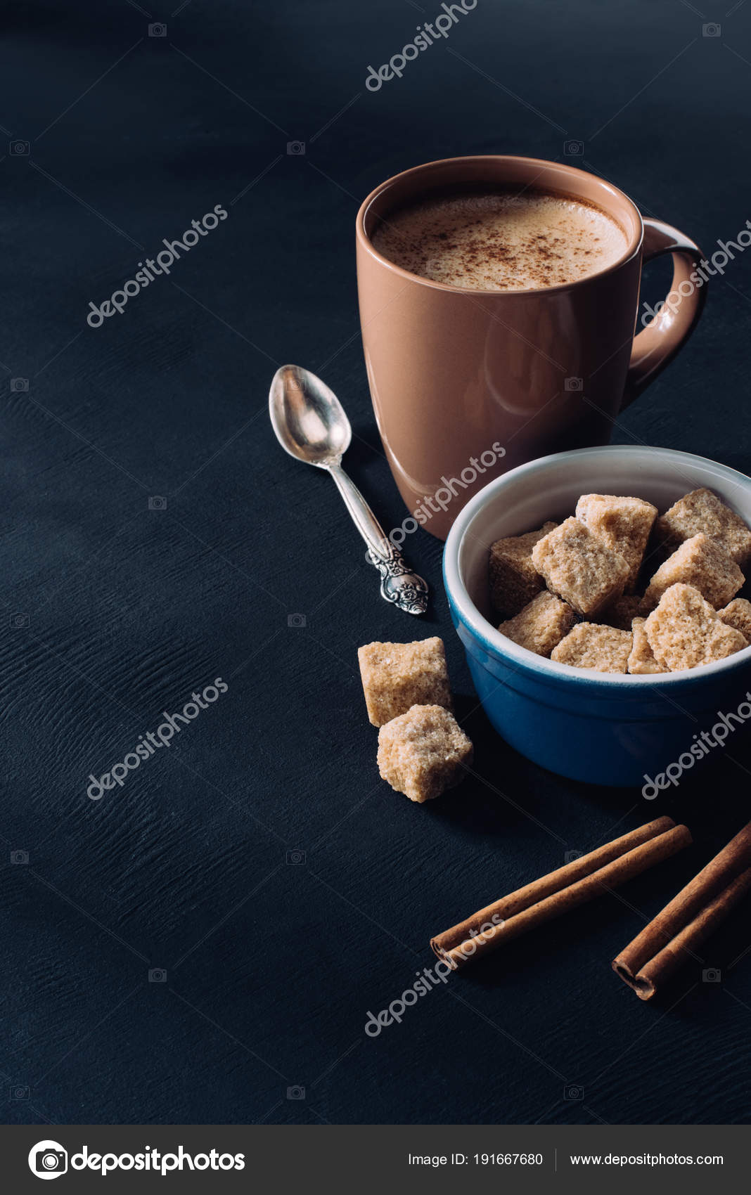 一杯のコーヒー 茶色の砂糖とシナモンスティックを暗い表面にボウルのクローズ アップ表示 無料のストック写真 C Kostyaklimenko