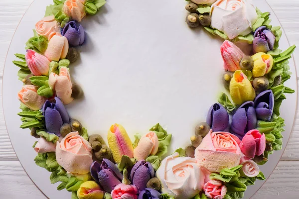 Draufsicht Auf Kuchen Mit Cremefarbenen Blüten Auf Weißer Holzoberfläche — Stockfoto