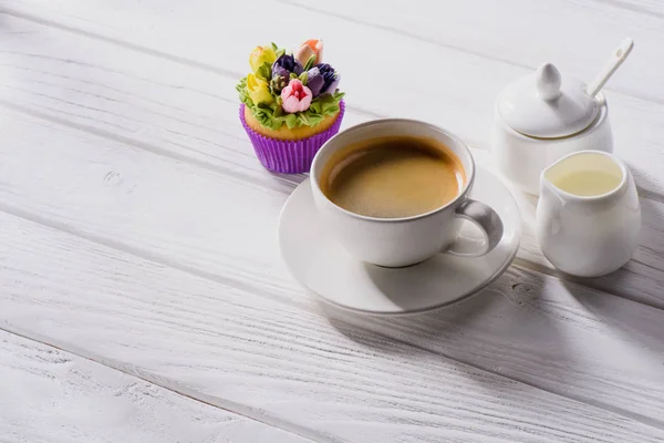 Nahaufnahme Von Tasse Kaffee Süßem Muffin Und Sahne Auf Weißer — Stockfoto