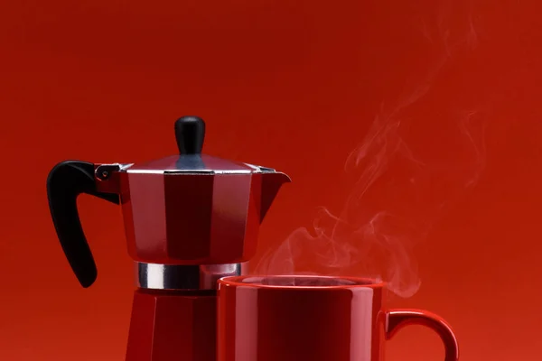 Vista Vicino Della Tazza Rossa Caffè Caffettiera Isolata Sul Rosso — Foto Stock